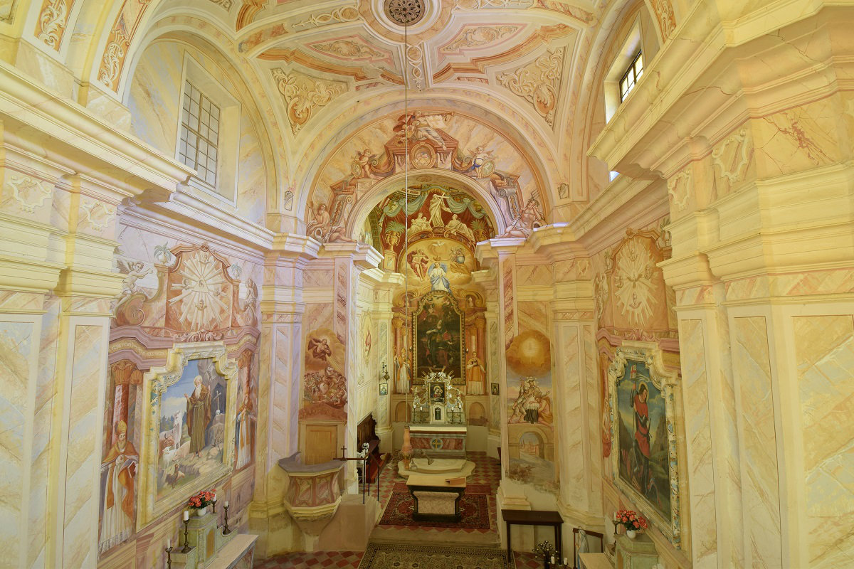 Pogled na poslikani prezbiterij in veliki oltar sv. Marjete